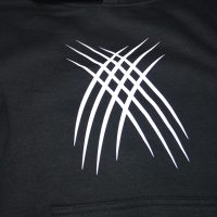 sudadera-negra-garras-pecho-2
