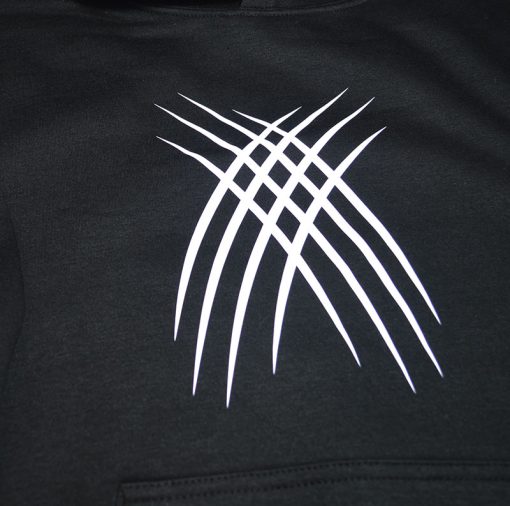 sudadera-negra-garras-pecho-2