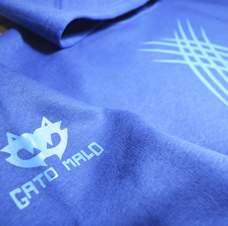 sudadera-azul-garras-pecho-3