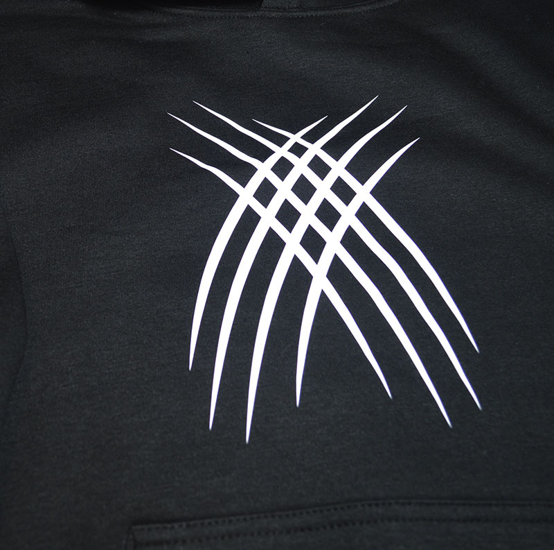 sudadera-negra-garras-pecho-2