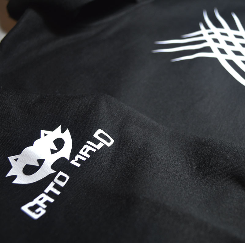 sudadera-negra-garras-pecho-3