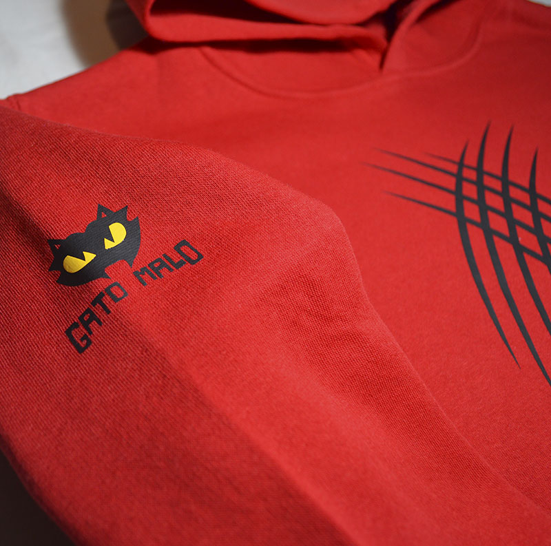 sudadera-roja-garras-pecho-3